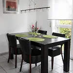 Bernhardt شقة *